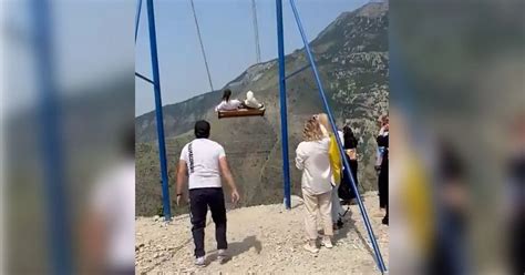 Deux jeunes femmes survivent à une chute de leur voiture dans。